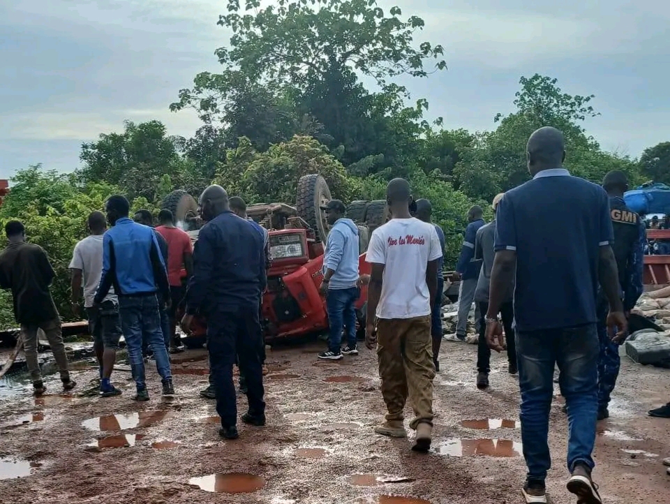 DRAME SUR LA ROUTE BOFFA–WALIA : UN CAMION DE CIMENT SE RENVERSE, DEUX MORTS ET PLUSIEURS BLESSÉS GRAVES